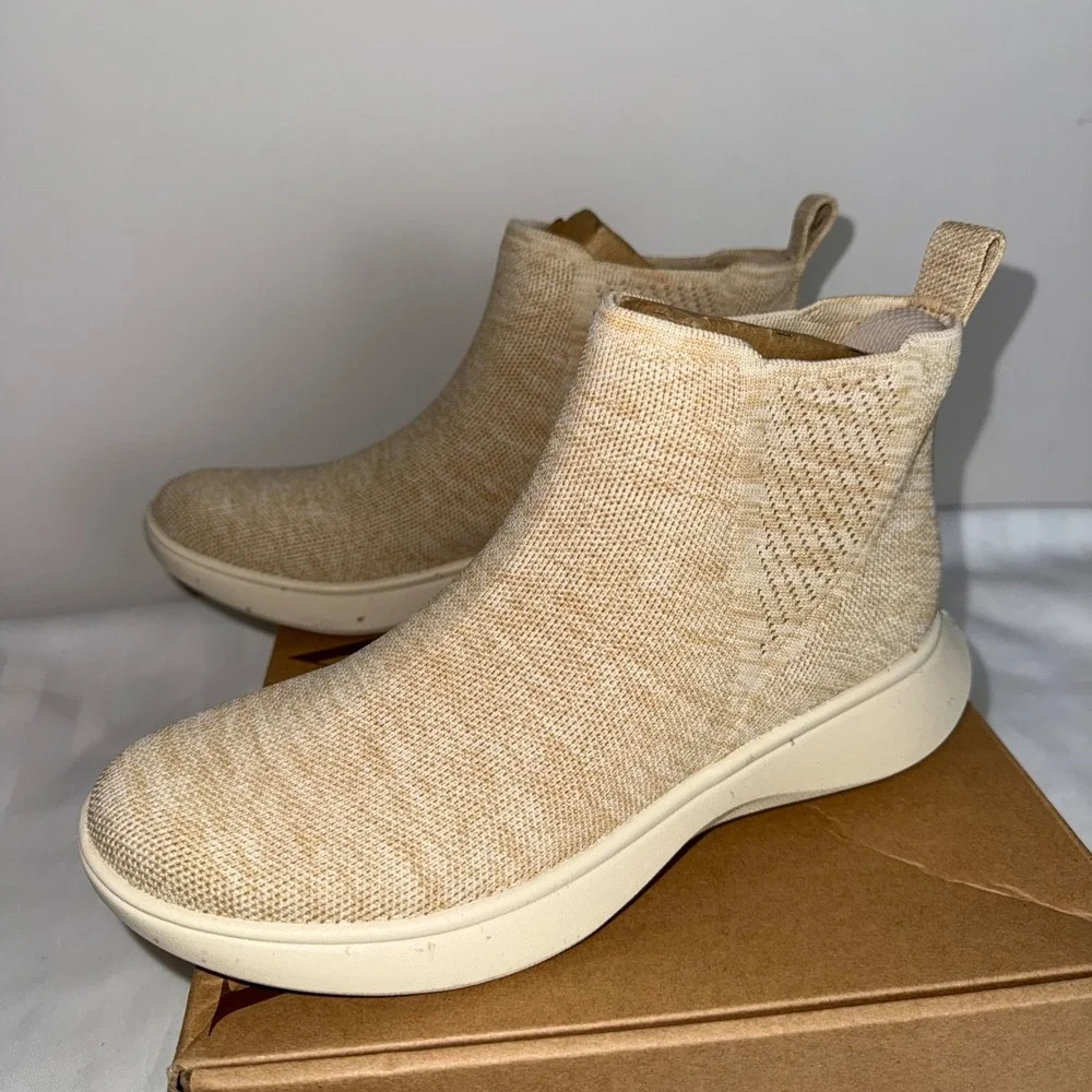 Vivaia Beige Knit Chelsea Boots Wate Repellent‎ Slip On Ankle Booties Size 8